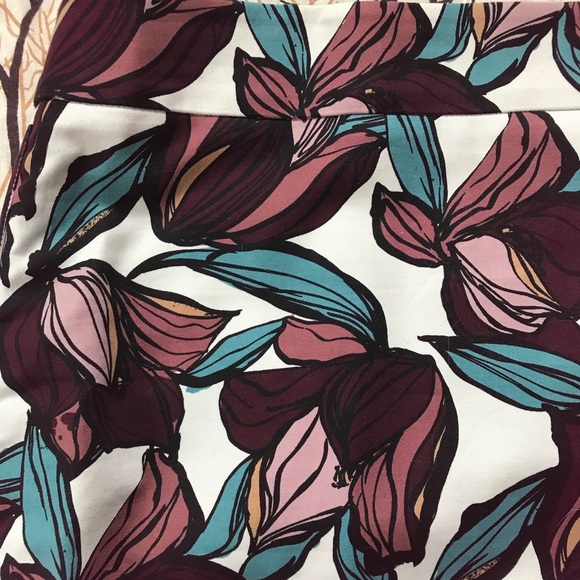 HP🎉 NWOT LOFT Gorgeous Floral Pencil Skirt Size 6 - Picture 3 of 13